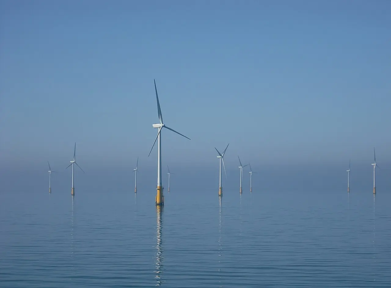 Esquema de gemelo digital de parque eólico offshore con capas de sensores, modelo de turbina y capa de predicción