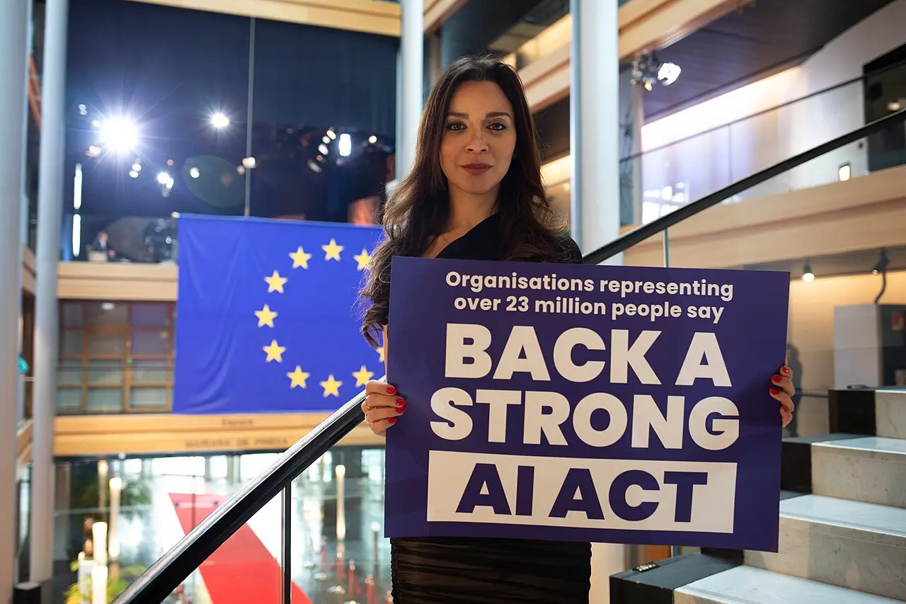 European Parliament session in Strasbourg where the AI Act was debated, obligations that from August 2025 affect model providers and teams integrating AI in European products
