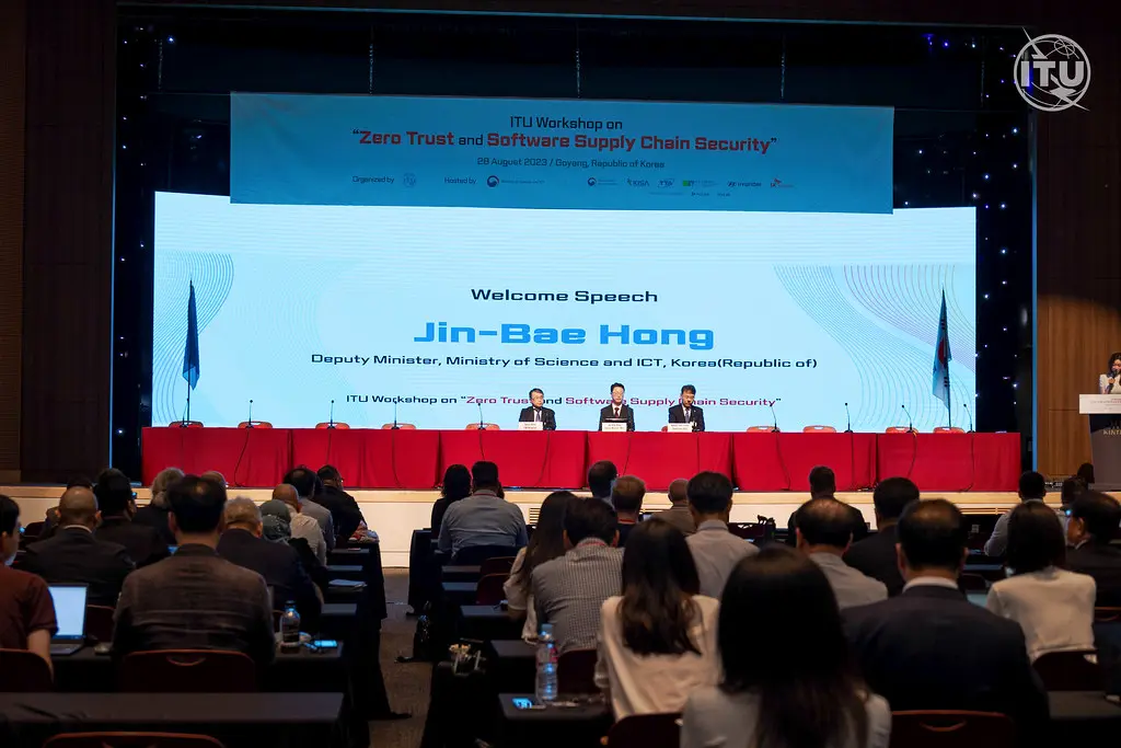 Imagen del taller de la ITU sobre Zero Trust y seguridad de la supply chain de software, contexto en el que los SBOMs firmados generados por Syft y Grype se vuelven piezas clave de la cadena de confianza