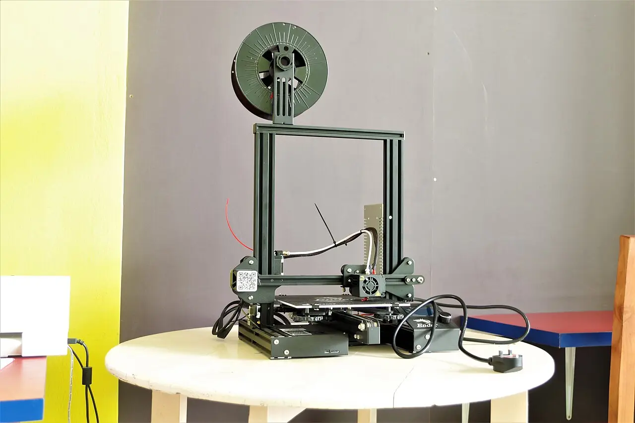Impresora 3D FDM depositando material termoplástico capa a capa para construir una pieza tridimensional