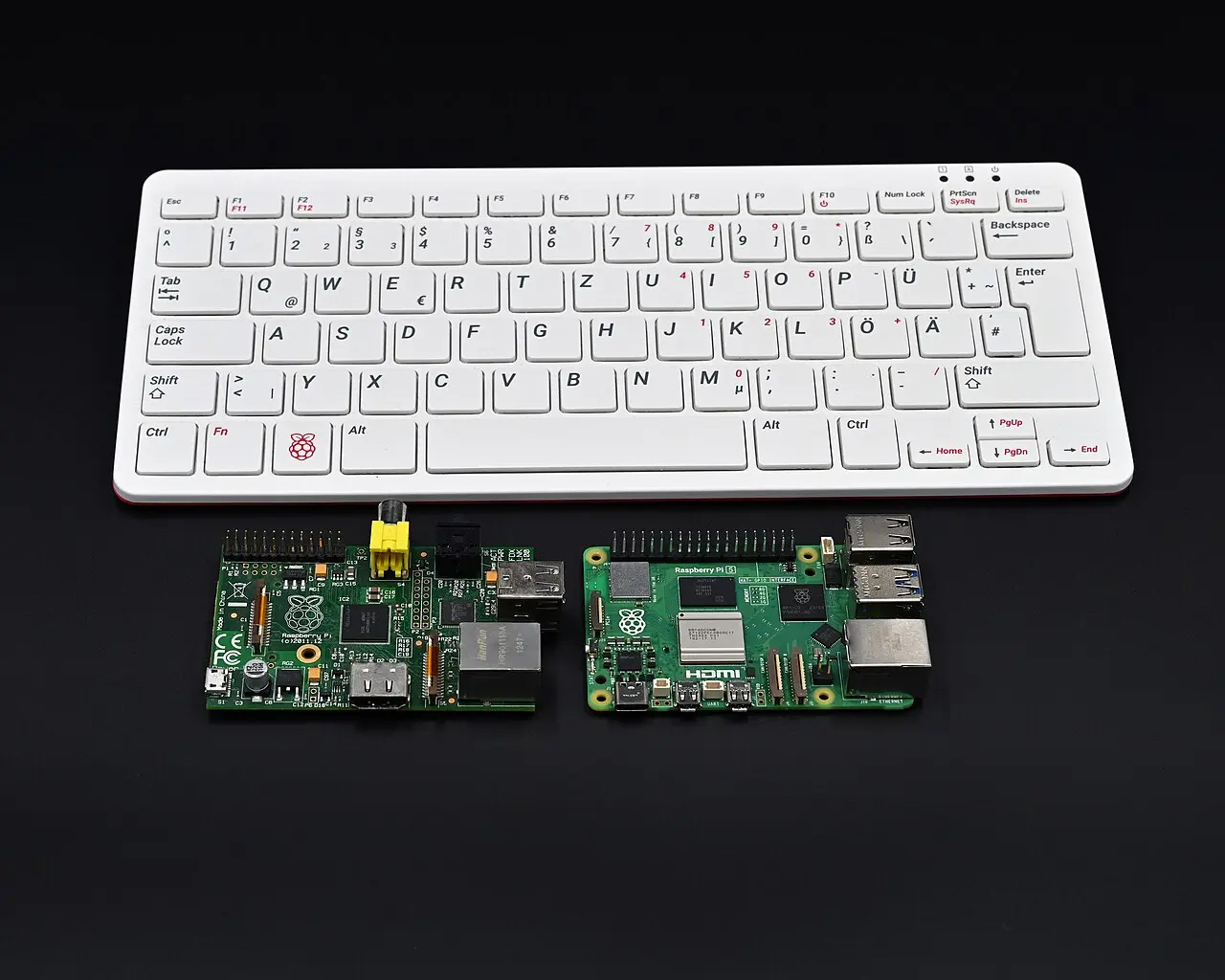 Rack de servidores Raspberry Pi en un home lab compacto
