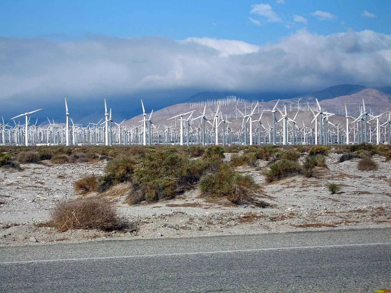Fila de turbinas eólicas en un parque eólico terrestre, una de las tecnologías renovables con mayor crecimiento