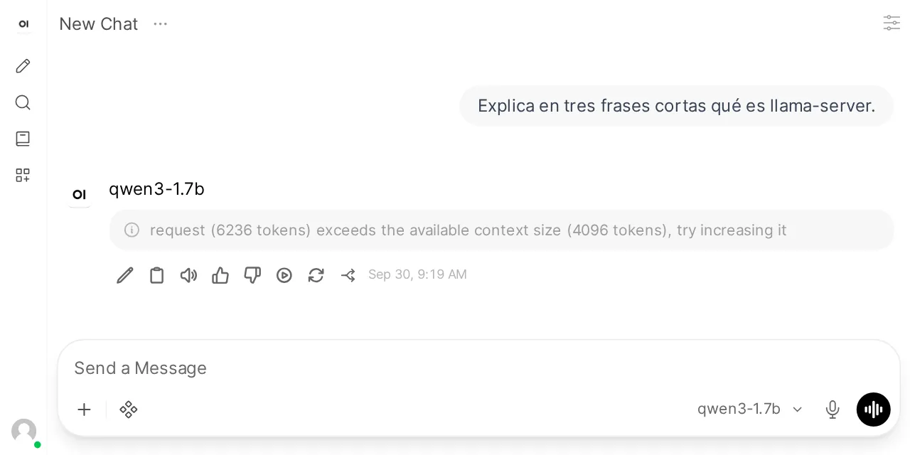 Captura de Open WebUI 0.11.4 conectado a llama-server con el modelo qwen3-1.7b, que muestra el error de una petición de 6236 tokens que supera el contexto de 4096 tokens de cada ranura.